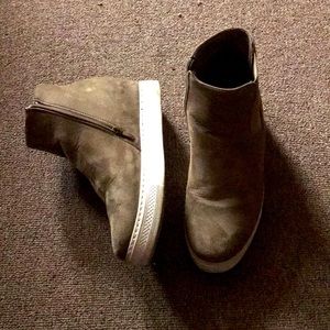 Size: 10W Woman’s Tan (I don’t know the brand)